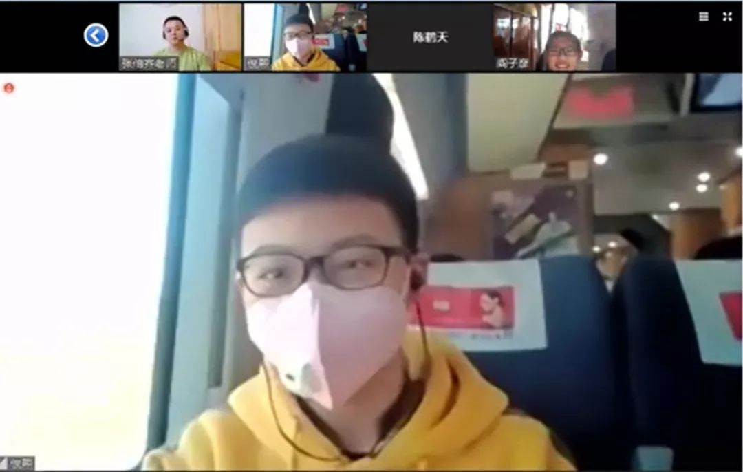 在返京高铁上做好防护措施上课的蔡俊熙