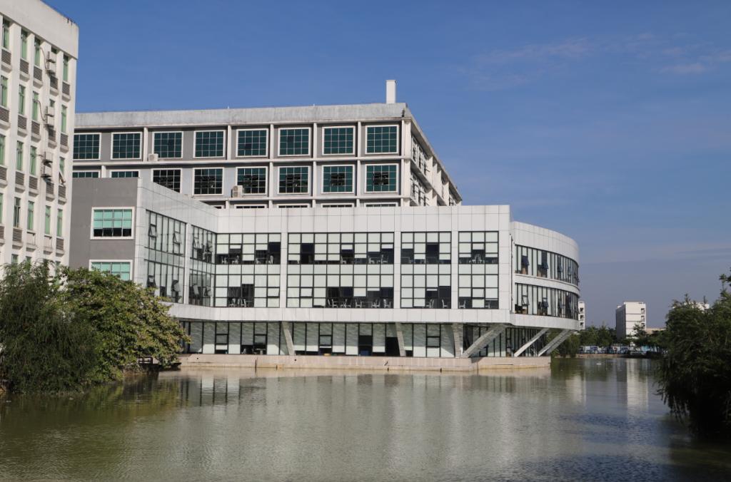 广州工商学院三水校区 图书馆湖畔