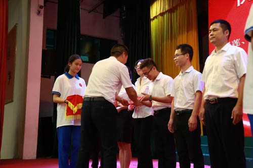李烜校长、张奇祥副校长为初、高中优秀员工颁奖。