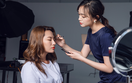 上海化妆师培训哪里比较专业 上海初级化妆师认证班