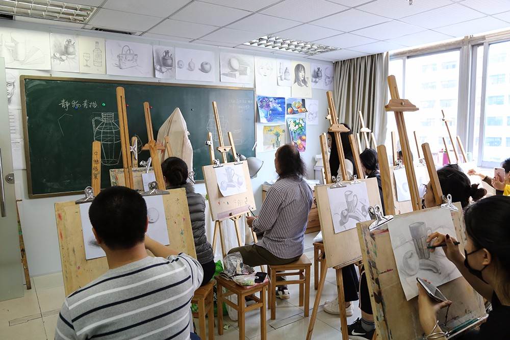 深圳深鹏服装设计学院绘画制版室