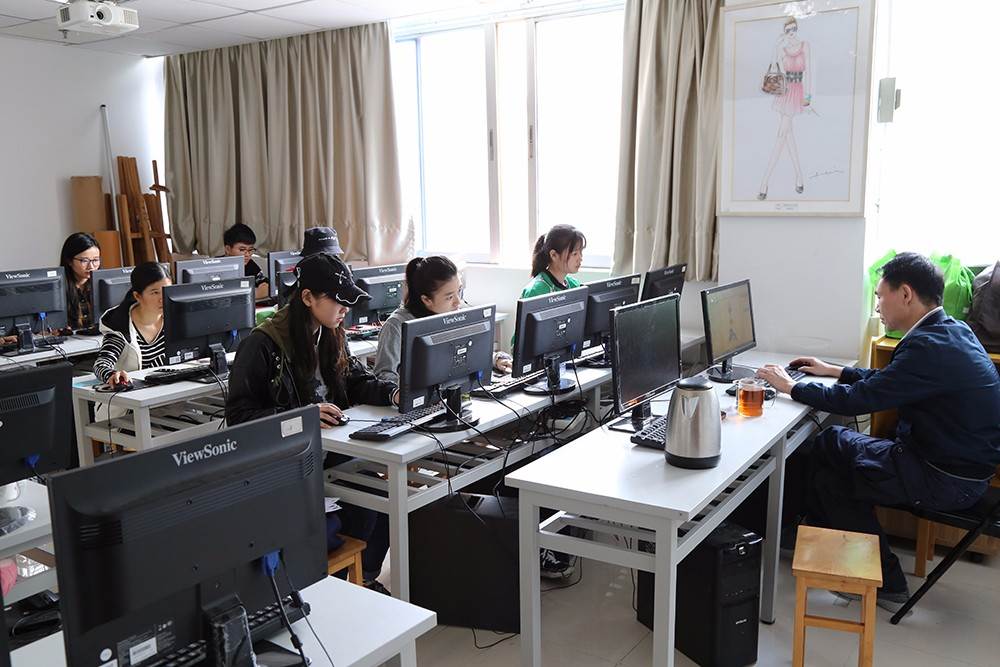 深圳深鹏服装设计学院电脑机房