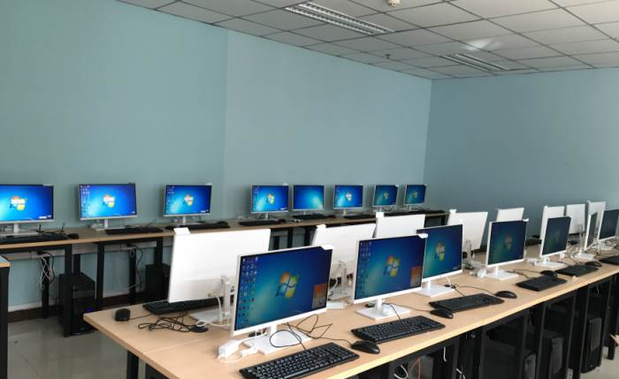 深圳汇众教育电脑机房