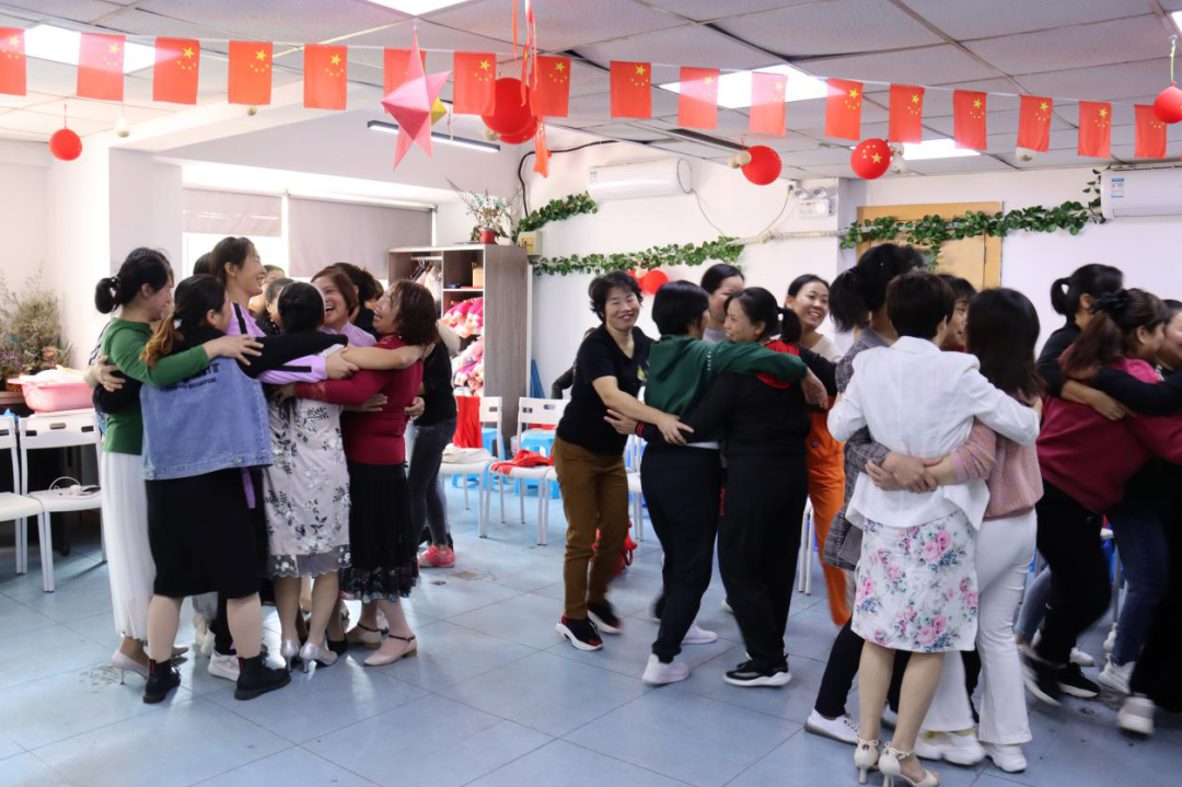 上海荷吉国际母婴培训学校游戏环节-桃花朵朵开