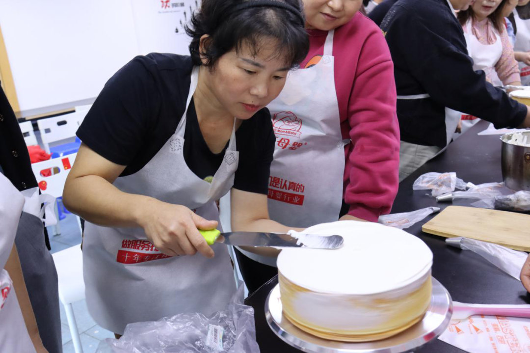 上海荷吉国际母婴培训学校蛋糕DIY环节