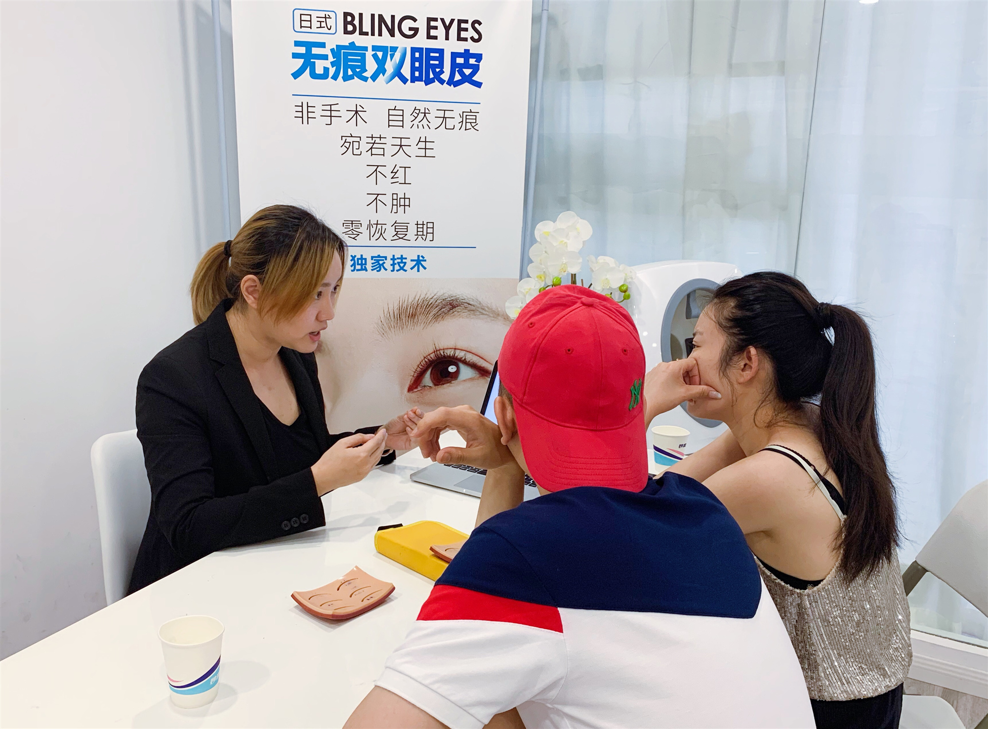 上海BEAUTY SHOW美妆学校-学员了解无痕双眼皮技术