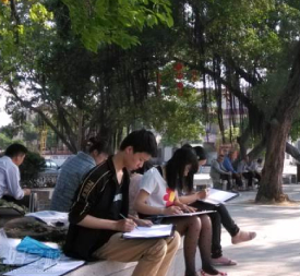学员在户外学习