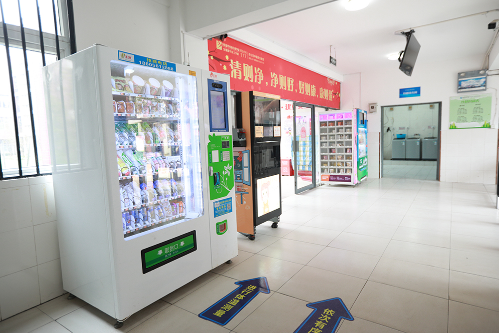 宿舍門前自助售水機