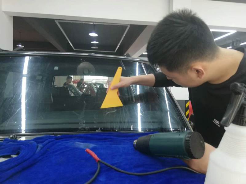 汽車學(xué)員實(shí)操現(xiàn)場