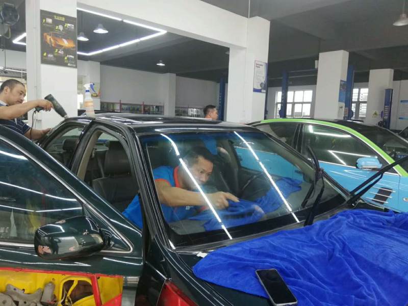 汽車學(xué)員實(shí)操現(xiàn)場