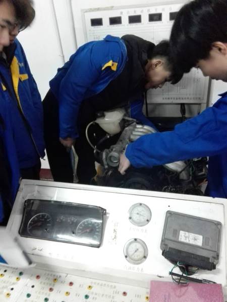 汽車學(xué)員實(shí)操現(xiàn)場