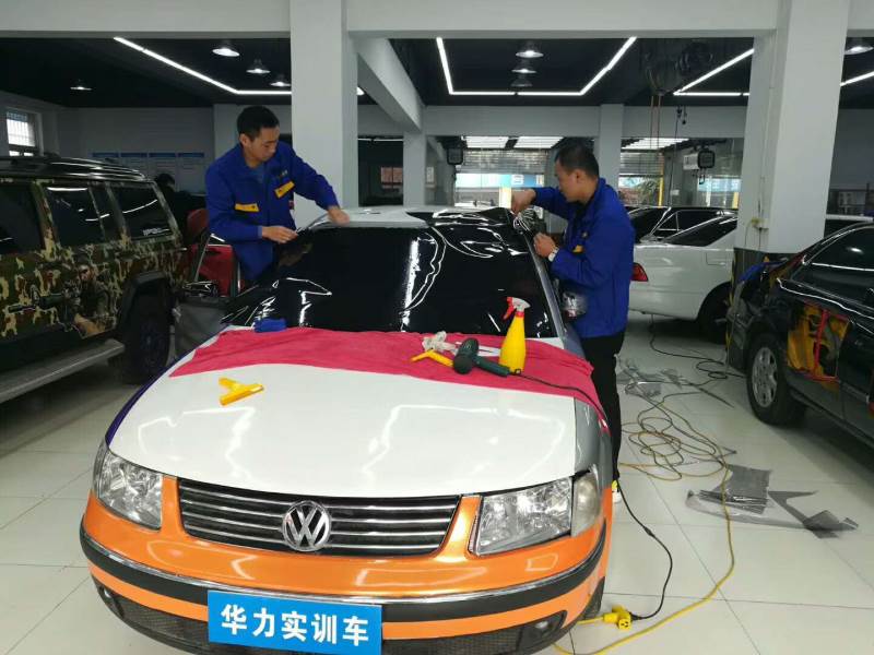 汽車學(xué)員實(shí)操現(xiàn)場