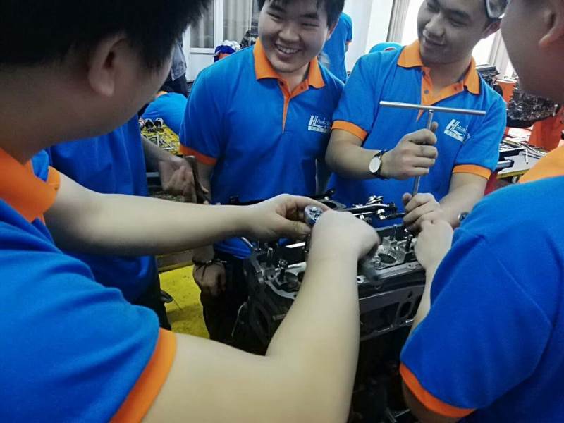 汽車學(xué)員實(shí)操現(xiàn)場