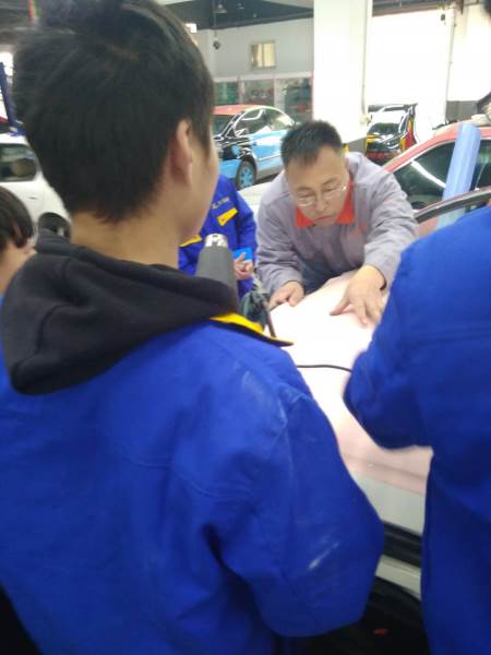 汽車學(xué)員實(shí)操現(xiàn)場