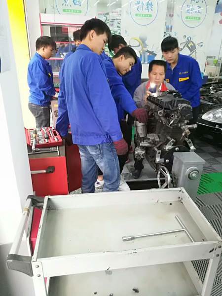 汽車學(xué)員實(shí)操現(xiàn)場