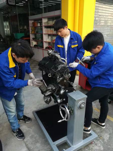 汽車學(xué)員實(shí)操現(xiàn)場