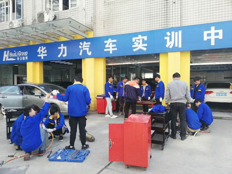 汽車學(xué)員實(shí)操現(xiàn)場