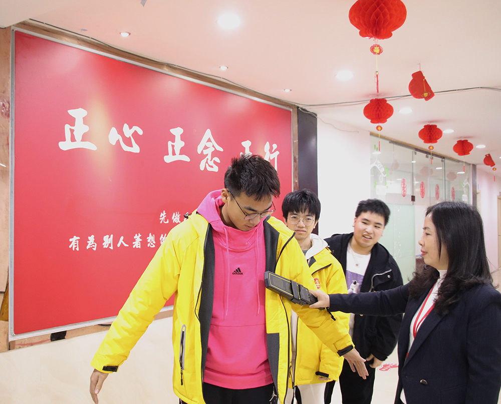嚴(yán)管手機