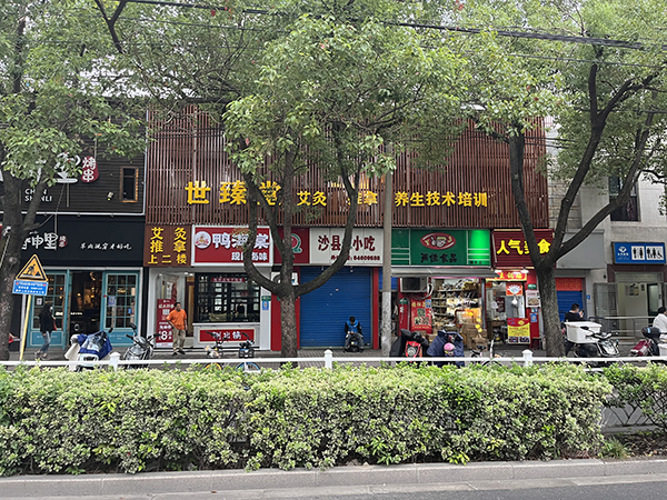 學(xué)校門口