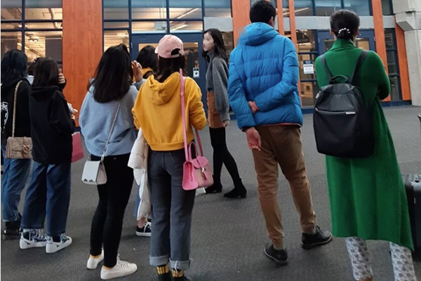 组织学生参观滑铁卢大学