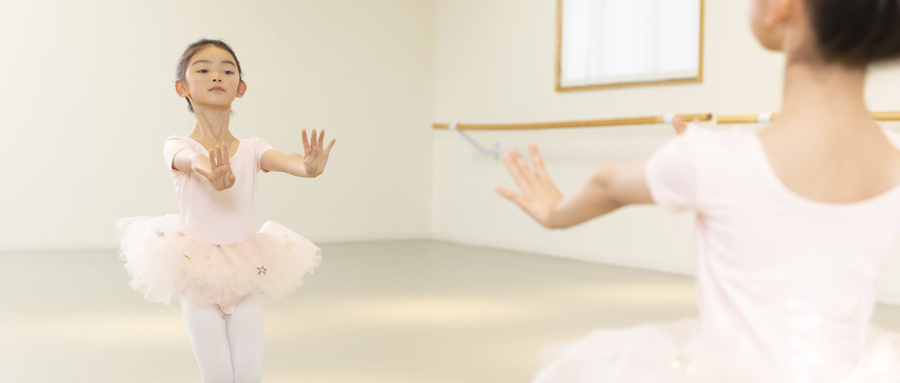 摄图网_501726621_wx_舞蹈室练习芭蕾舞的小女孩（企业商用）