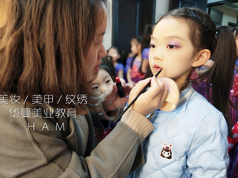 同学在重庆电视台少儿春晚给小演员化妆