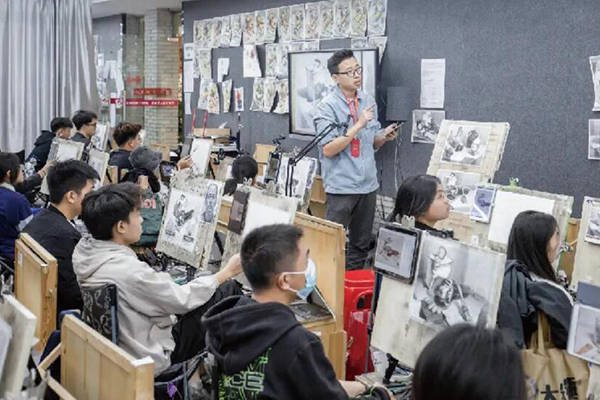 教学校长李耀权老师深夜给同学们讲解美术专业知识