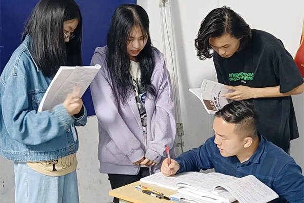 悉心辅导